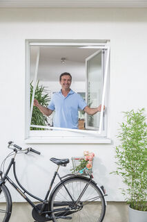Hier wäre im Normalfall ein Herr zu sehen, der einen Fensterspannrahmen einsetzt.